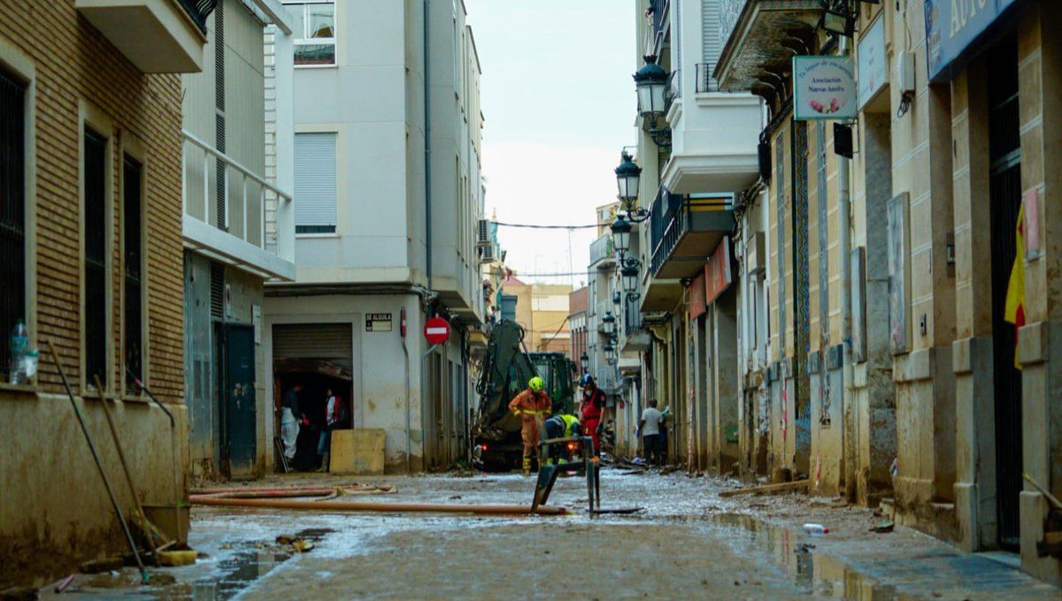 Una calle de Paiporta asolada por la DANA (Foto. Defensagob)