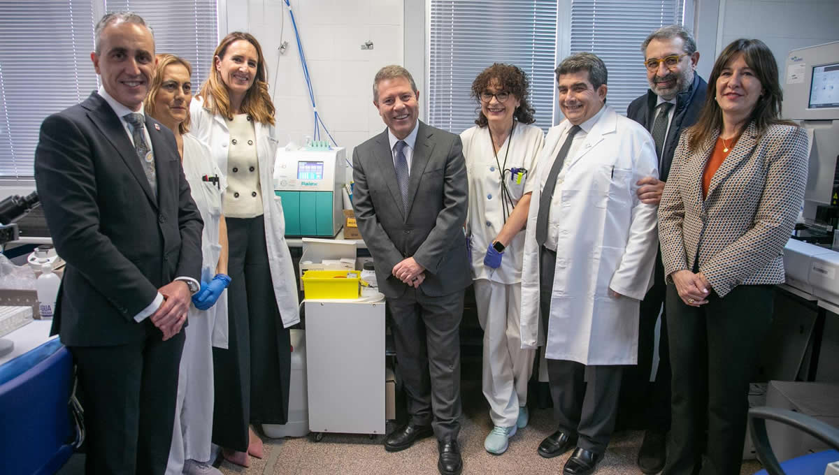 El presidente de Castilla La Mancha, Emiliano García Page, ha visitado, en el Hospital de Puertollano, el nuevo laboratorio de análisis clínicos. (Foto: Castilla-La Mancha)