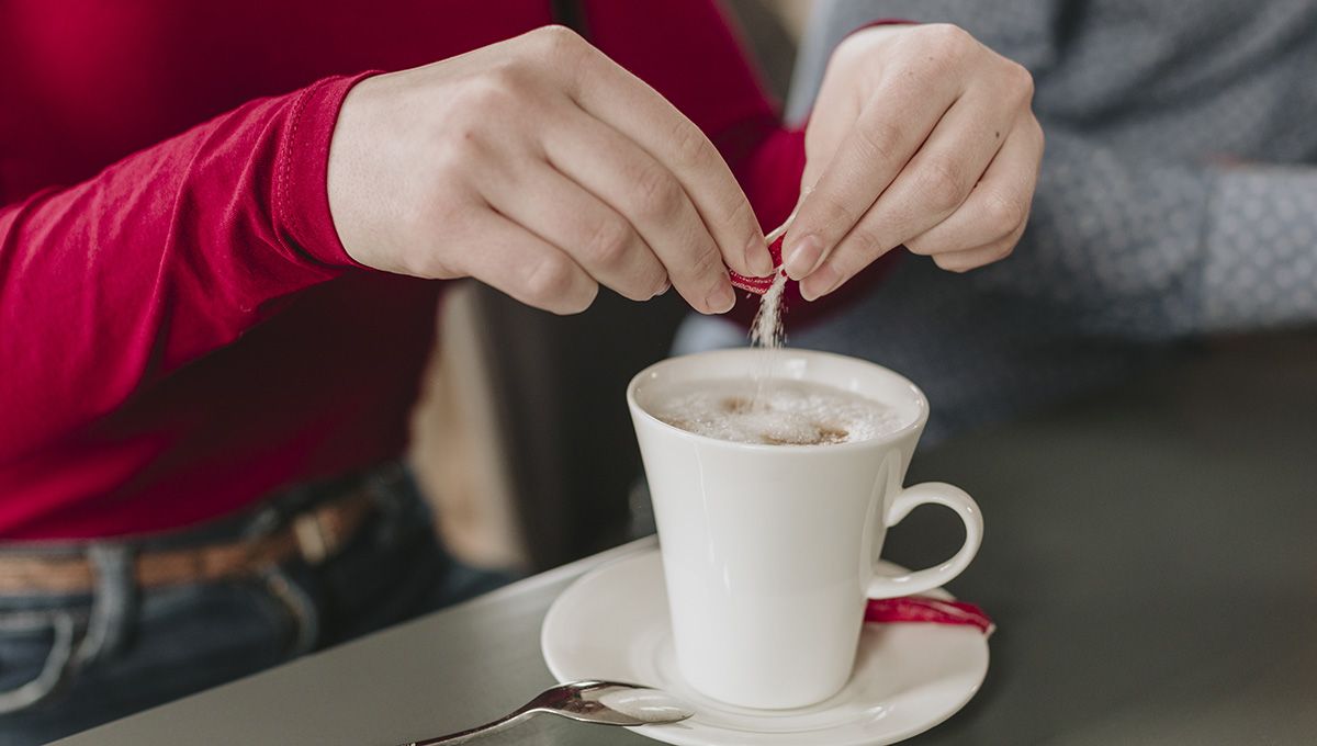 Mujer echándose sacarina en el café (Foto. Freepik)