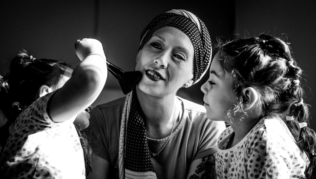 'La fuerza de los hijos', la imagen de Estefanía y sus hijas Raissa y Sohara en el libro 'La mirada del paciente' (Foto. Cinfa)