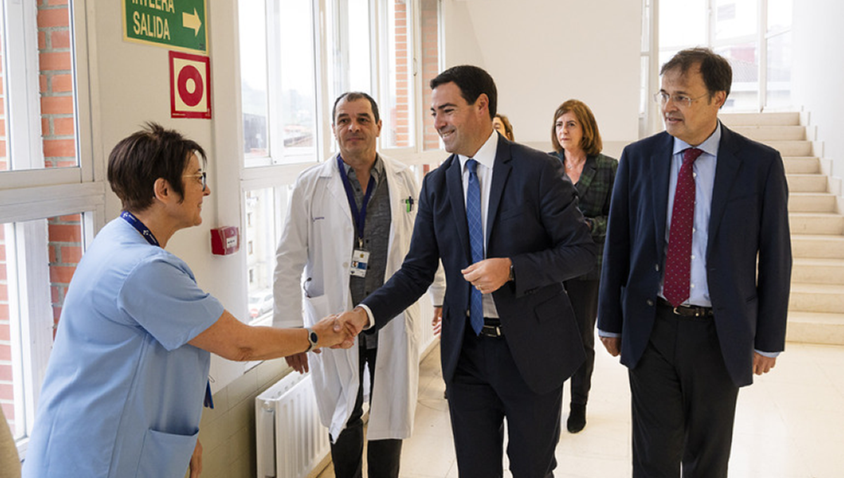 El Lehendakari Imanol Pradales, acompañado del Consejero de Salud, Alberto Martínez, en el ambulatorio de Ortuella (Foto: País Vasco)