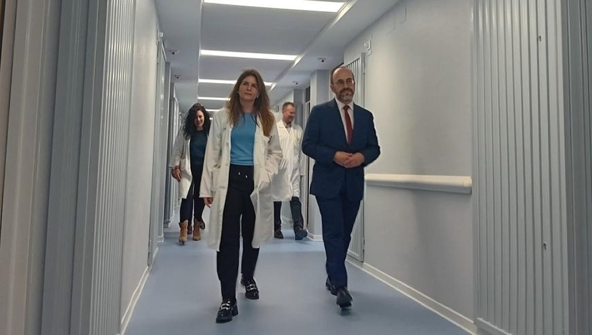 El director general de Salud Mental, Manuel Corbera, y la directora de Enfermería del Hospital Clínico, Ana Pelleja, han visitado hoy la unidad reformada