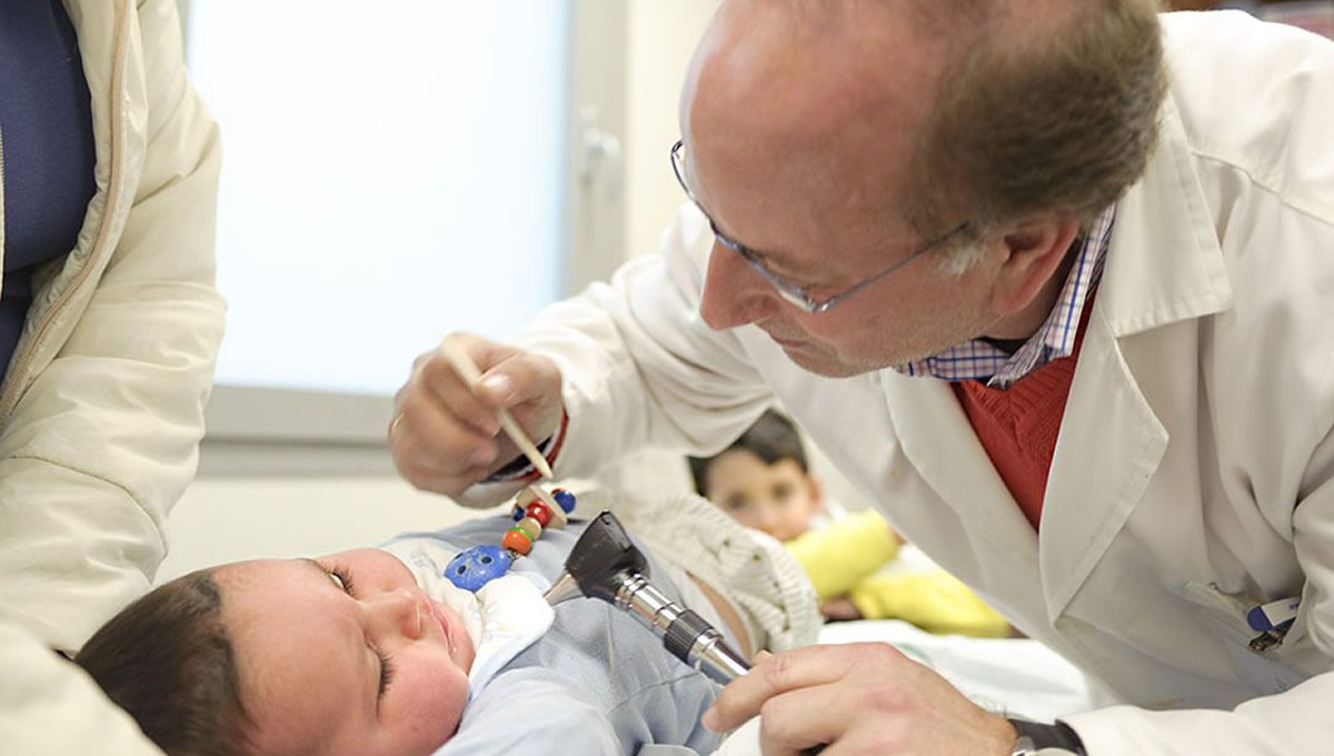 Pediatra con un paciente. (Foto: Junta de Andalucía)