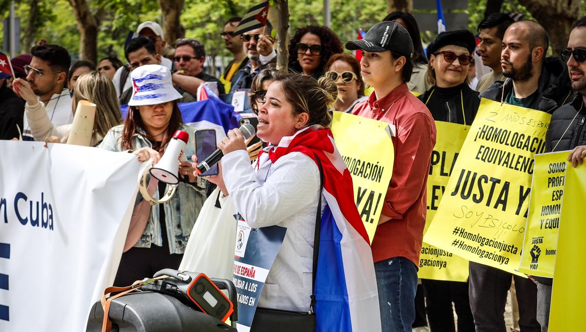 Protesta de extranjeros que siguen pendientes de la homologación de su título universitario (FOTO: Homologación Justa Ya)