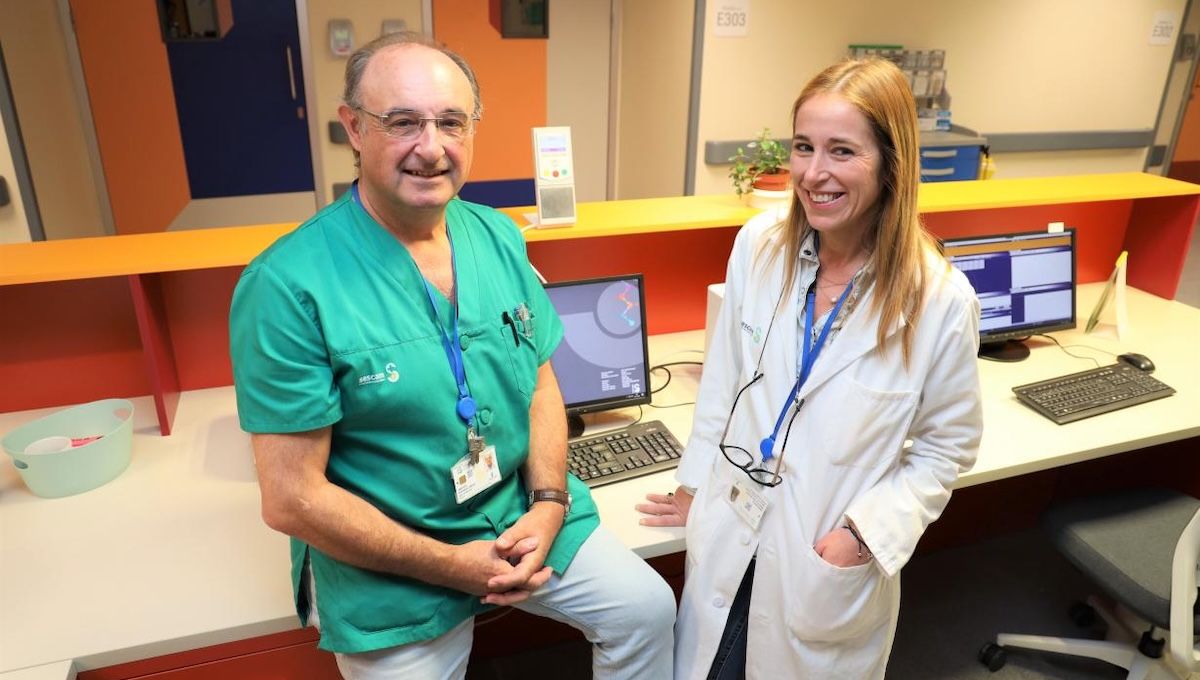 El Dr. Manuel Espada y la trabajadora social, Margarita Montojo, en el Hospital Universitario de Toledo. (Foto: JCCM)