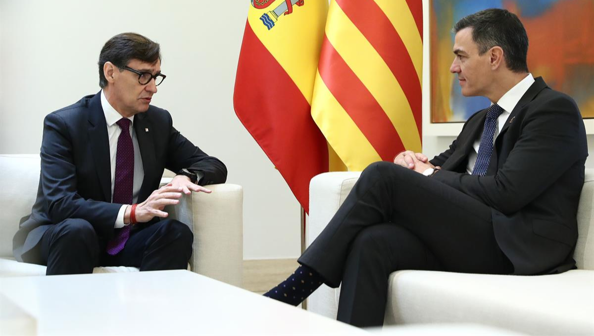 El presidente de la Generalitat Catalana, Salvador Illa, junto al presidente del Gobierno, Pedro Sánchez, durante su encuentro. (Foto: La Moncloa)