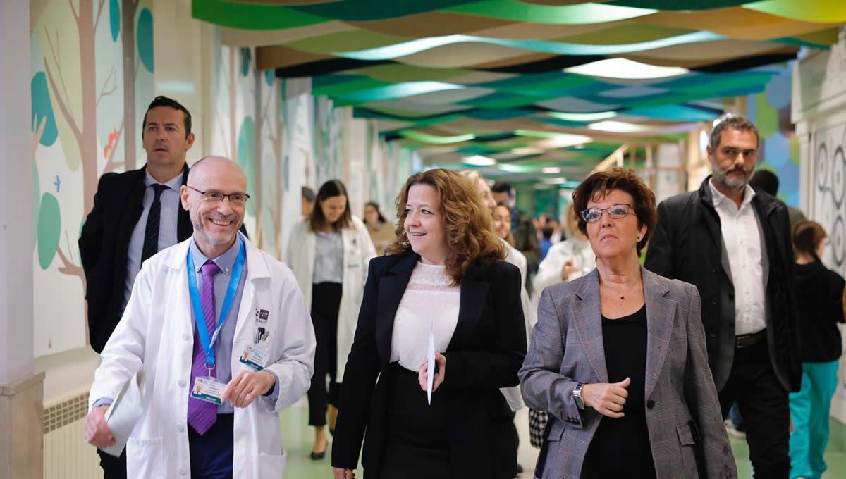 La consejera Fátima Matute, junto al gerente del Niños Jesús, Julio Zarco, y la directora general de Salud Pública, Elena Andradas. (Foto: CAM)