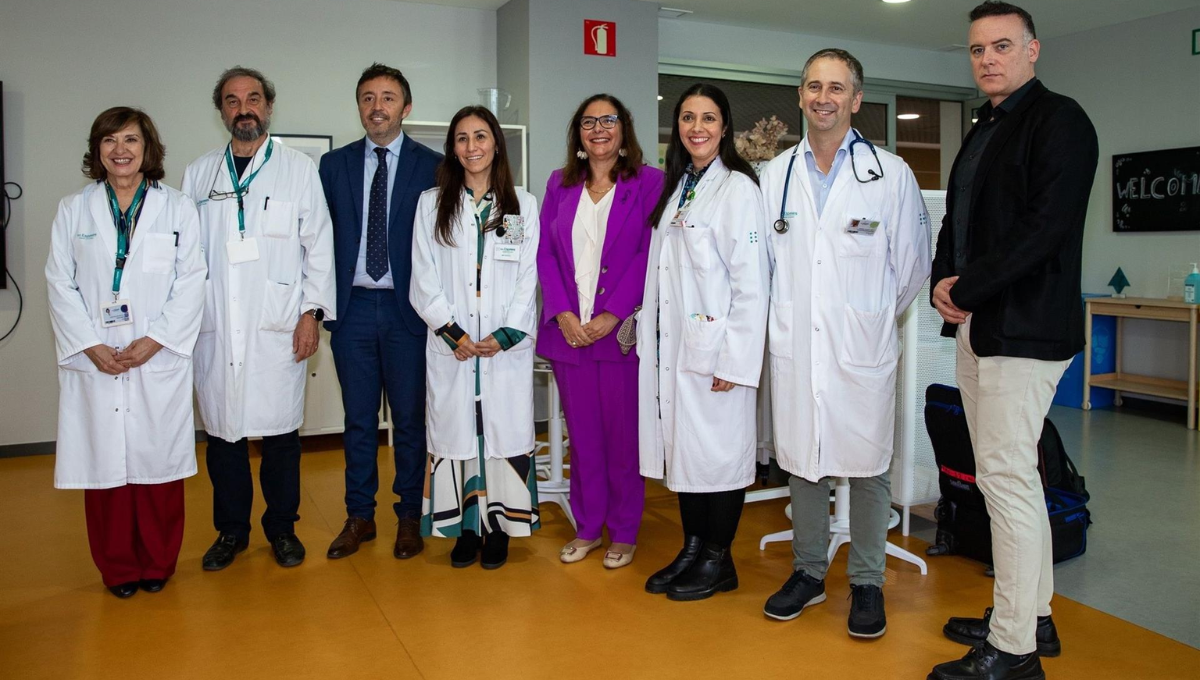 La consejera de Salud de Baleares, Manuela García, posa con las nuevas incorporaciones al servicio de alergología de Son Espases. (Foto: CAIB)