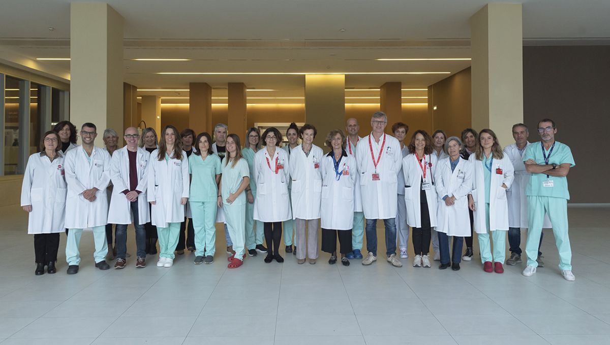 Representantes de Digestivo del HUN (medicina, enfermería y admisión), junto con la Dirección del centro y miembros del Servicio de Apoyo a la Gestión. (Foto: Hospital de Navarra)