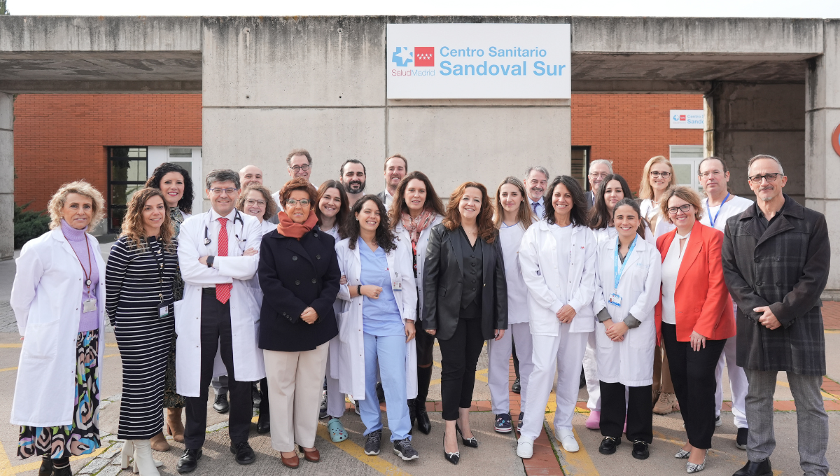 La consejera de Sanidad de la Comunidad de Madrid, Fátima Matute, junto a los profesionales del nuevo Centro Sanitario Sandoval Sur. (Sermas)