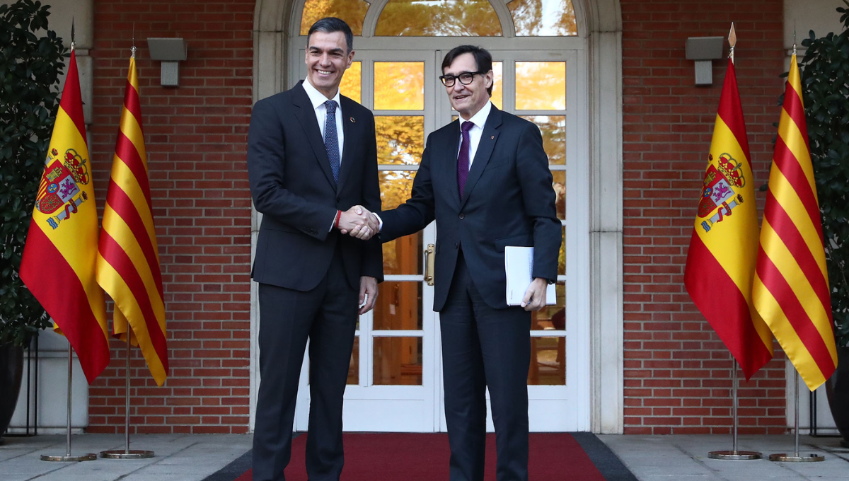 El presidente Pedro Sánchez recibe al responsable catalán, Salvador Illa, en la Moncloa. (Fuente: La Moncloa)