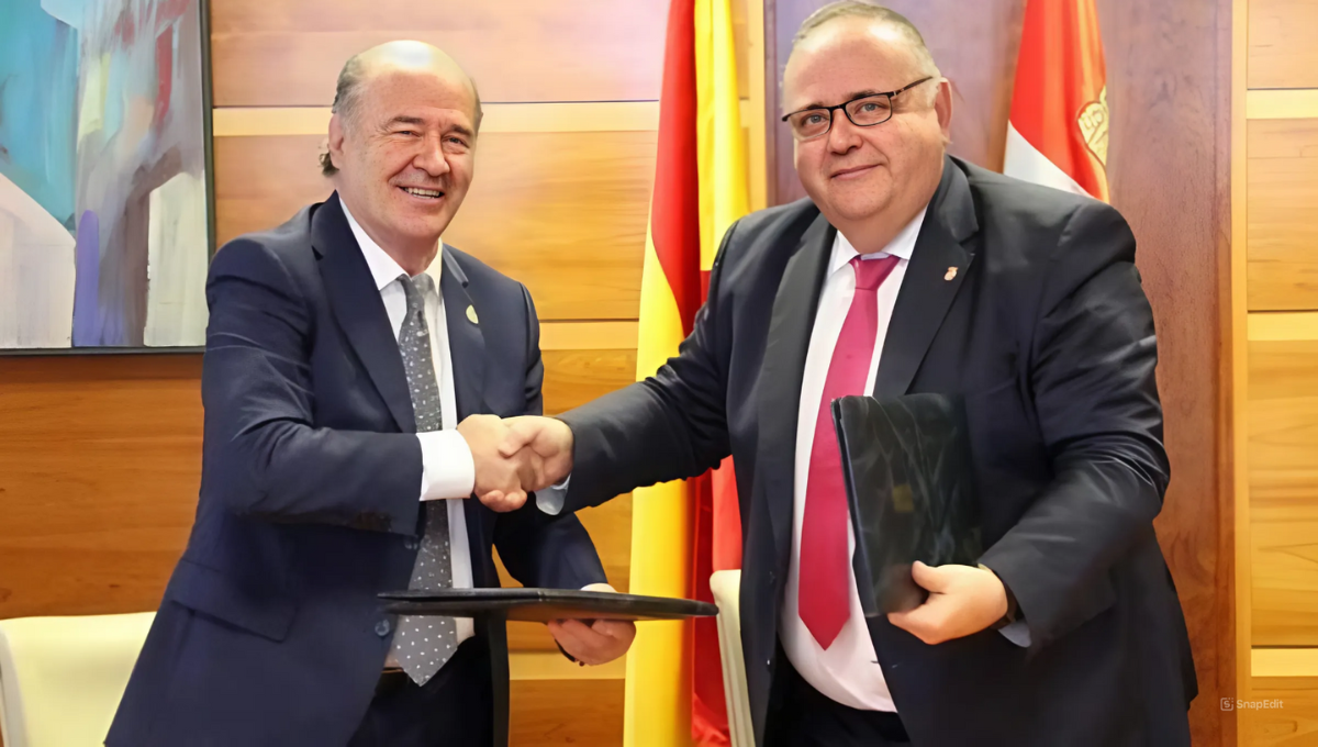 El presidente del Sindicato Médico (CESM) de Castilla y León, José Luis Díaz Villarig, junto al consejero de Sanidad autonómico, Alejandro Vázquez. (CESM CYL)