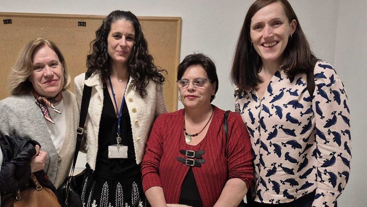  La Dra. Araujo, segunda por la izquierda, con un grupo de socias: Mª José Rodríguez, Carmen Jurado, y Almudena Martín. (Foto: Asociación Española de Afectados por Acromegalia)