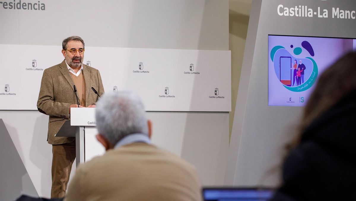 El consejero de Sanidad, Jesús Fernández Sanz, ofrece una rueda de prensa para dar cuenta de los acuerdos del Consejo de Gobierno relacionados con Atención Primaria y otros ámbitos. En el Palacio de Fuensalida (Foto: Europa Press)