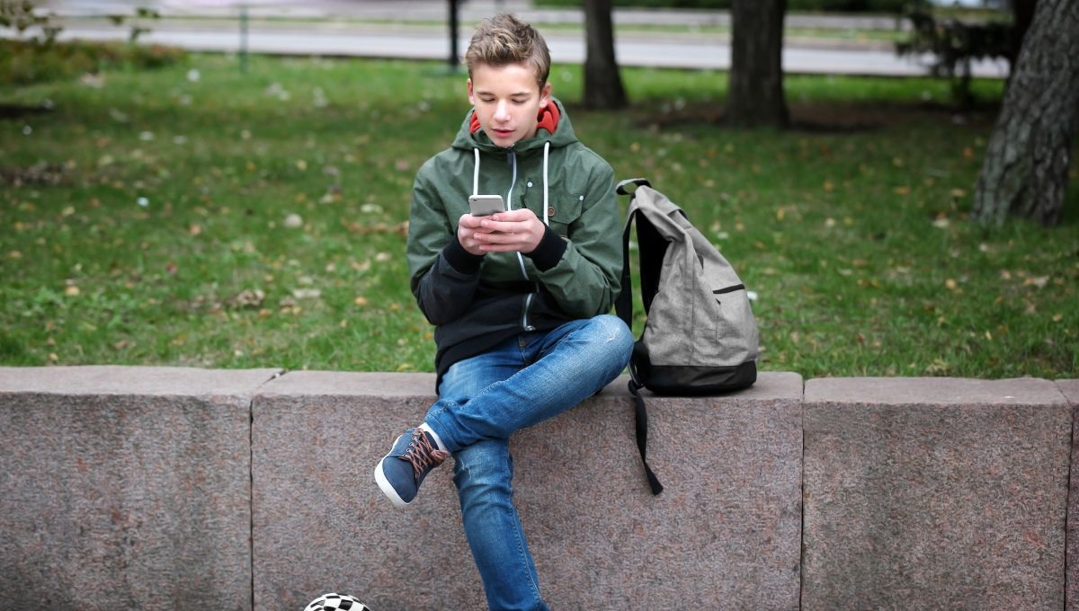 Niño con teléfono (Foto. Canva)