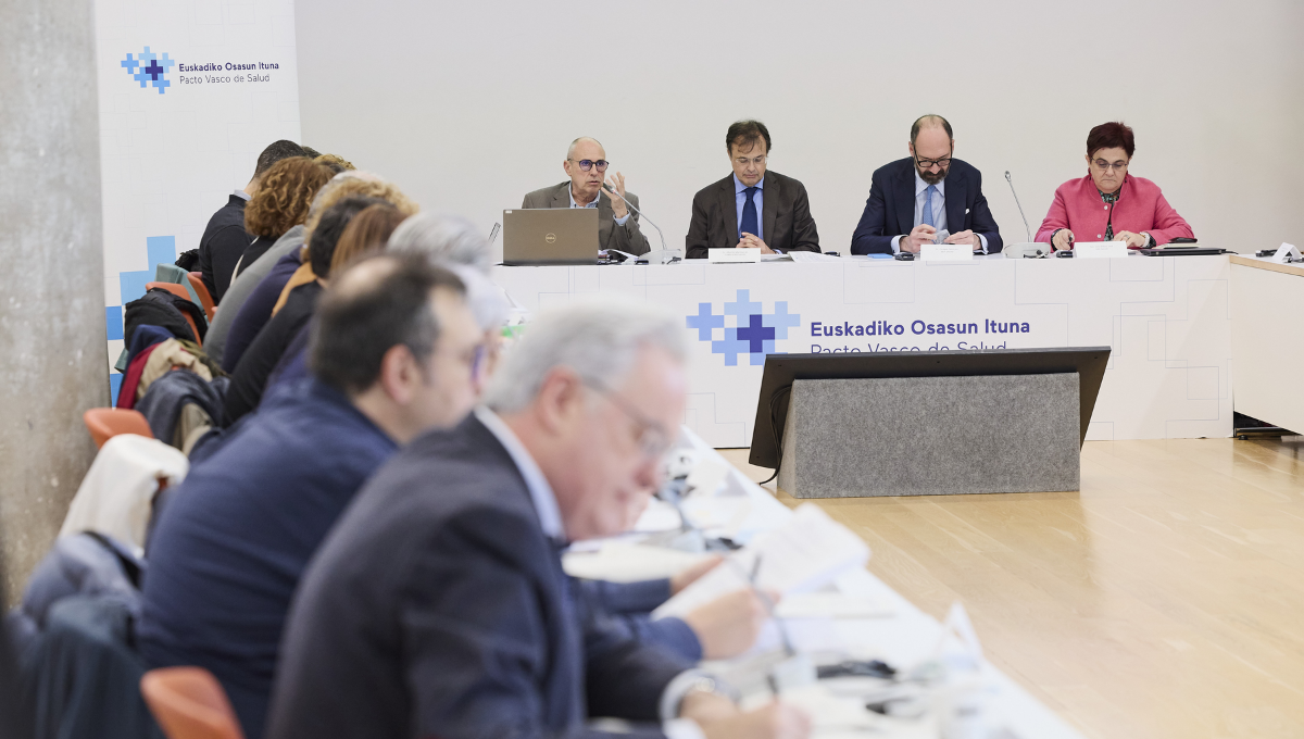 El consejero de Salud, Alberto Martínez, presidiendo la cuarta reunión del Pacto Vasco de Salud. (Euskadi.es)