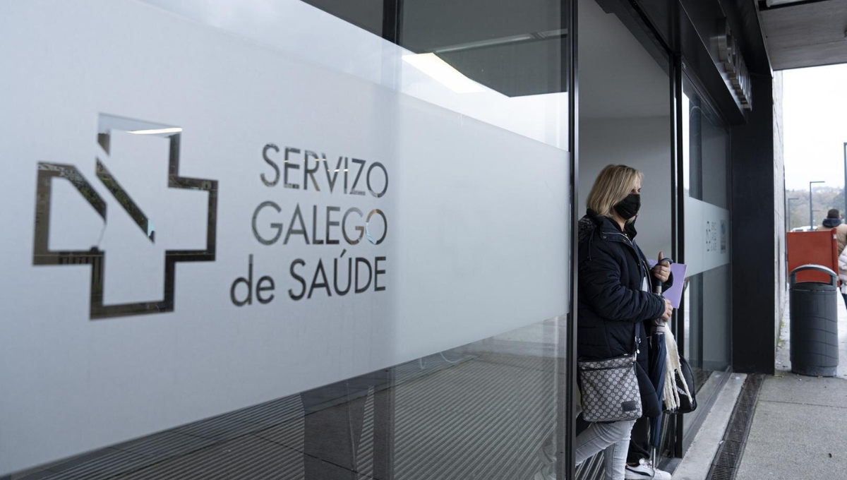 Mujer sale de un centro de salud gallego. (EP)