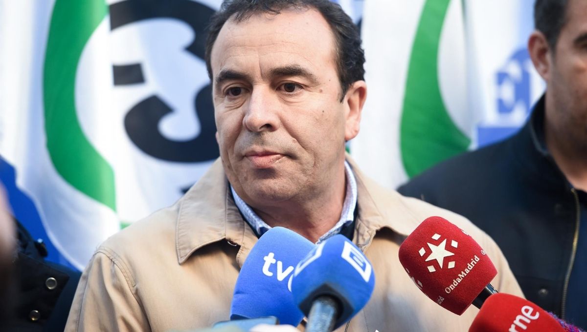 El representante del CSIF, Francisco Lamas, ofrecen declaraciones a los medios tras presentar una denuncia ante el Defensor del Pueblo (Foto. Europapress)