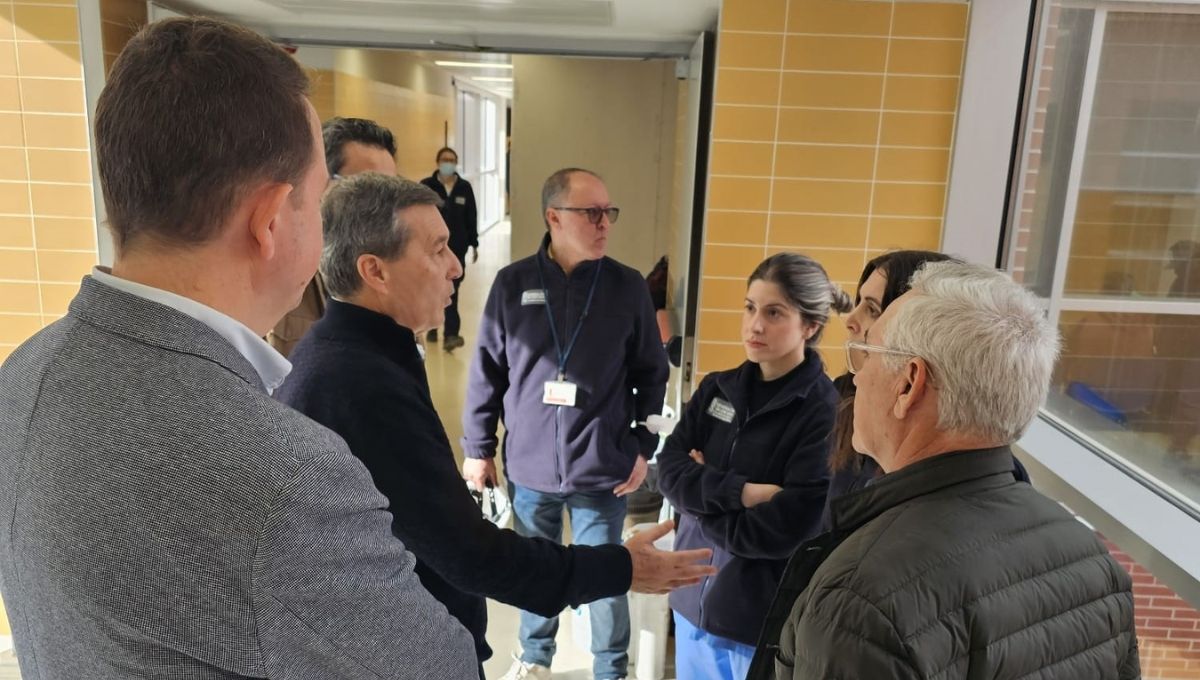 Marciano Gómez, consejero de Sanidad de la Comunidad Valenciana, visita el centro de salud de Catarroja afectado por la DANA  (Foto. Generalitat Valenciana)