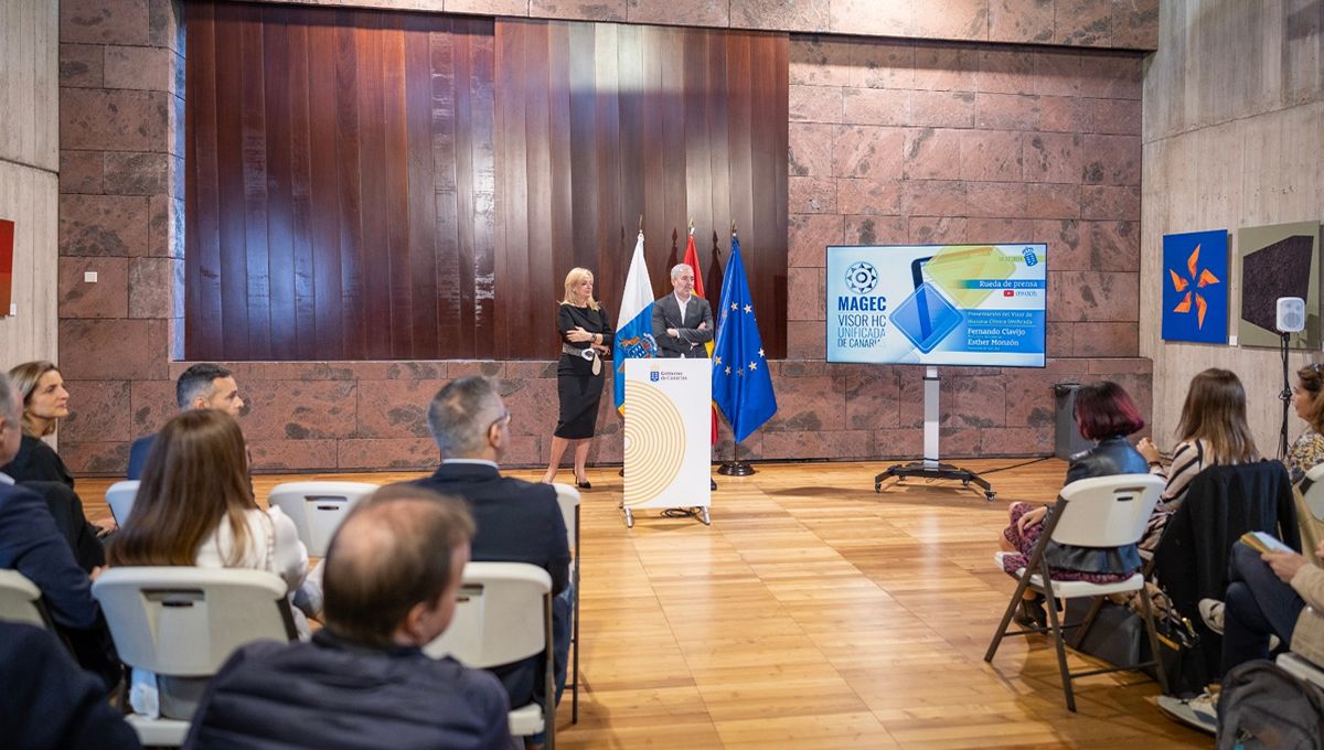 El presidente de Canarias, Fernando Clavijo, y la consejera de Sanidad del Gobierno de Canarias, Esther Monzón, en la presentación del nuevo visor de la Historia Clínica (Foto: Gobierno de Canarias)