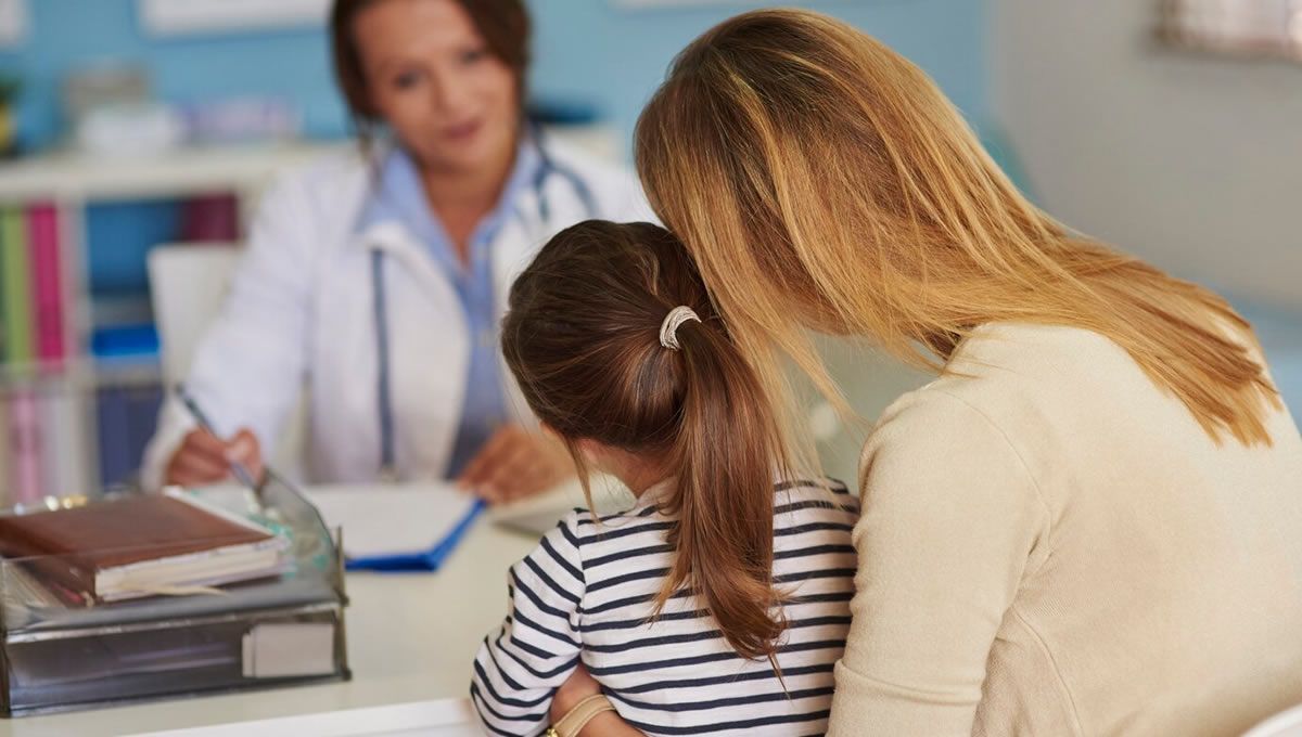 Niña con enfermedad crónica en el médico. (Foto: Freepik)