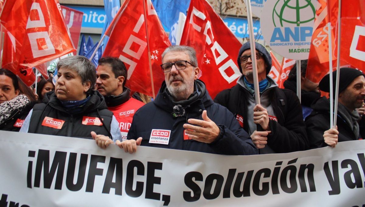 El secretario general de la Federación de Enseñanza de CCOO, Francisco García, durante las protestas contra la situación actual de Muface y la incertidumbre de los funcionarios mutualistas  (Foto. CCOO)