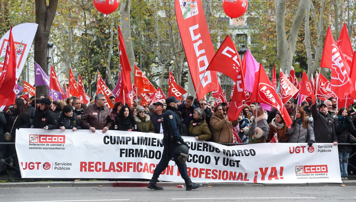 CCOO y UGT se concentran y exigen a Mónica García que no imponga el nuevo Estatuto Marco (Foto: Gustavo Valiente/EP)