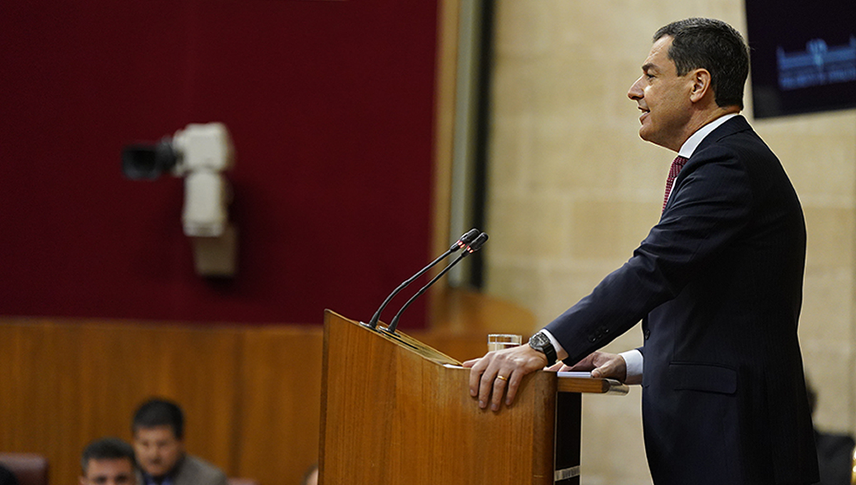 Juanma Moreno durante su discurso en la primera jornada del Debate sobre el Estado de la Comunidad que acoge el Parlamento andaluz (Foto: Junta de Andalucía)