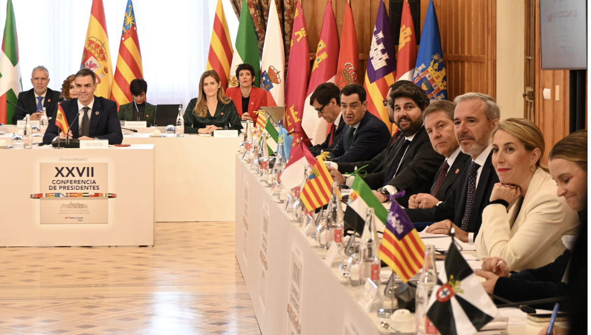 Pedro Sánchez y los presidentes autonómicos en la Conferencia celebrada en Santander. (CLM)