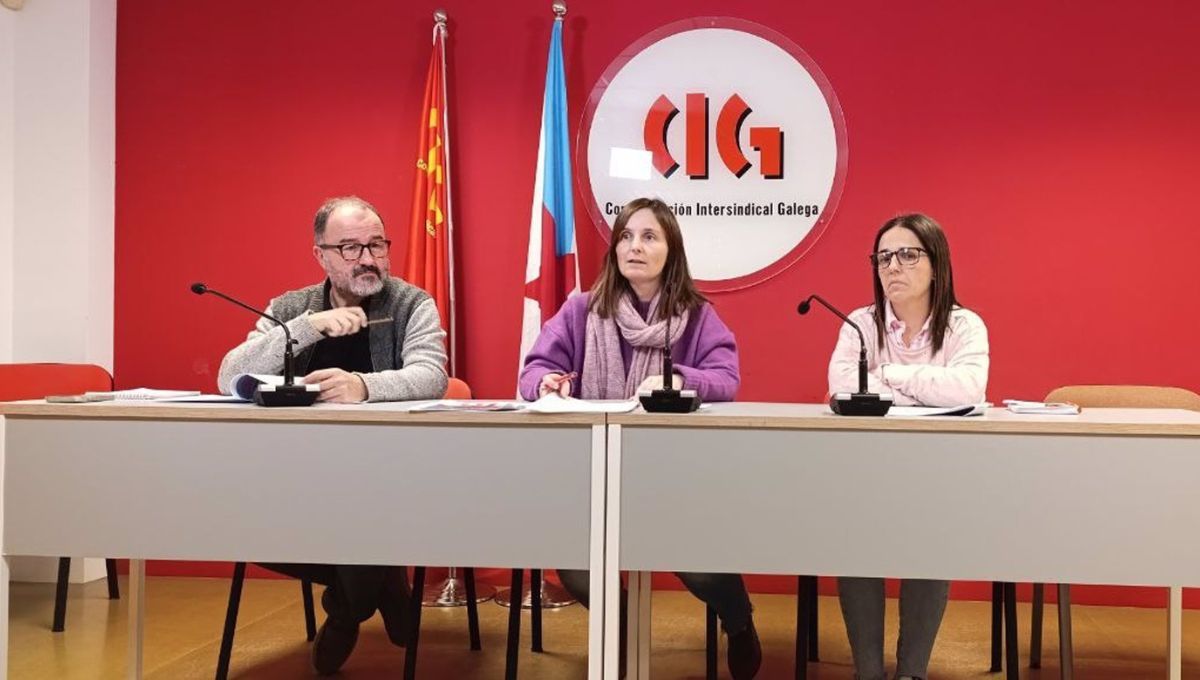 El secretario nacional de CIG Ensino, Suso Bermello; la responsable de Área Pública de la CIG, Laura Arrojo; y Lucía Perón, de la Ejecutiva de CIG Saúde (Foto. CIG)