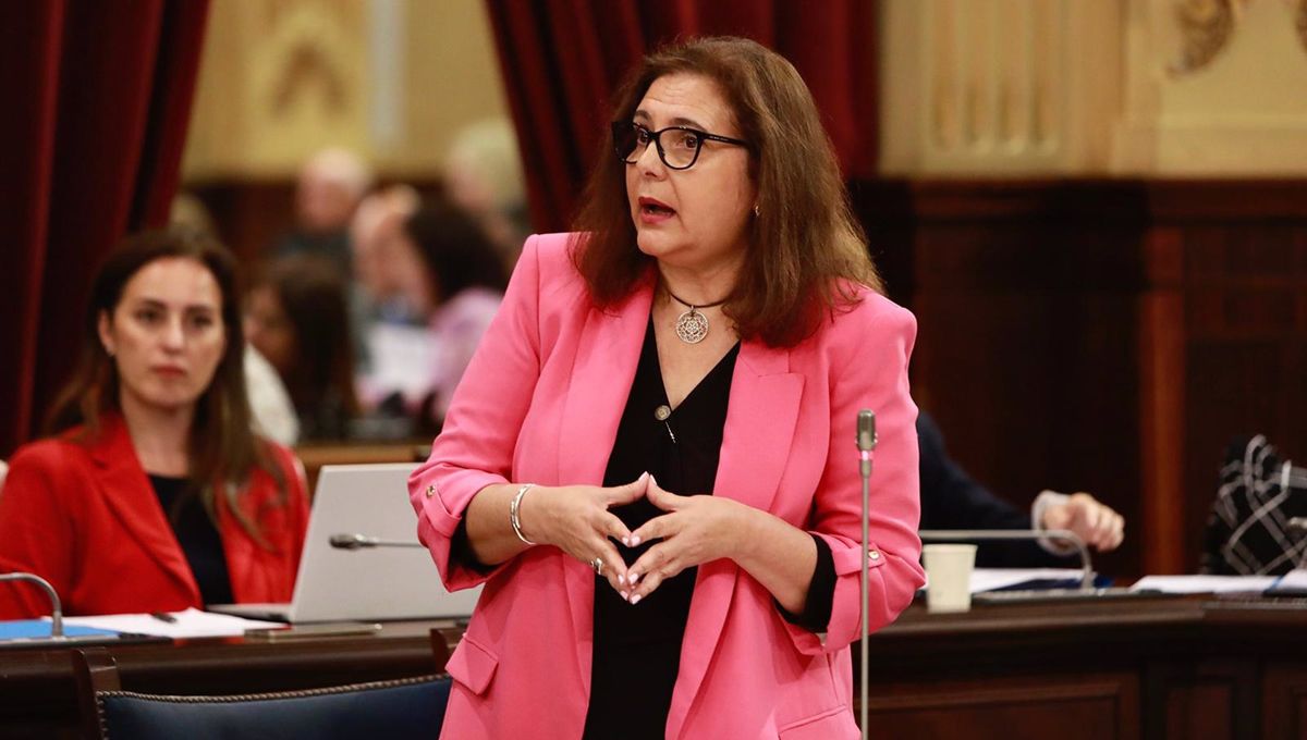 La consejera de Salud de Baleares, Manuela García, en el pleno del Parlament (Foto. CAIB)