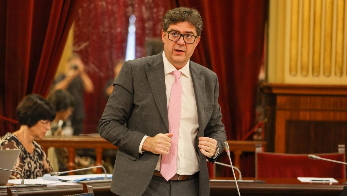 El conseller de Turismo de Baleares, Jaume Bauzá, interviene durante un pleno en el Parlament balear (Foto. Tomàs Moyà - Europa Press)