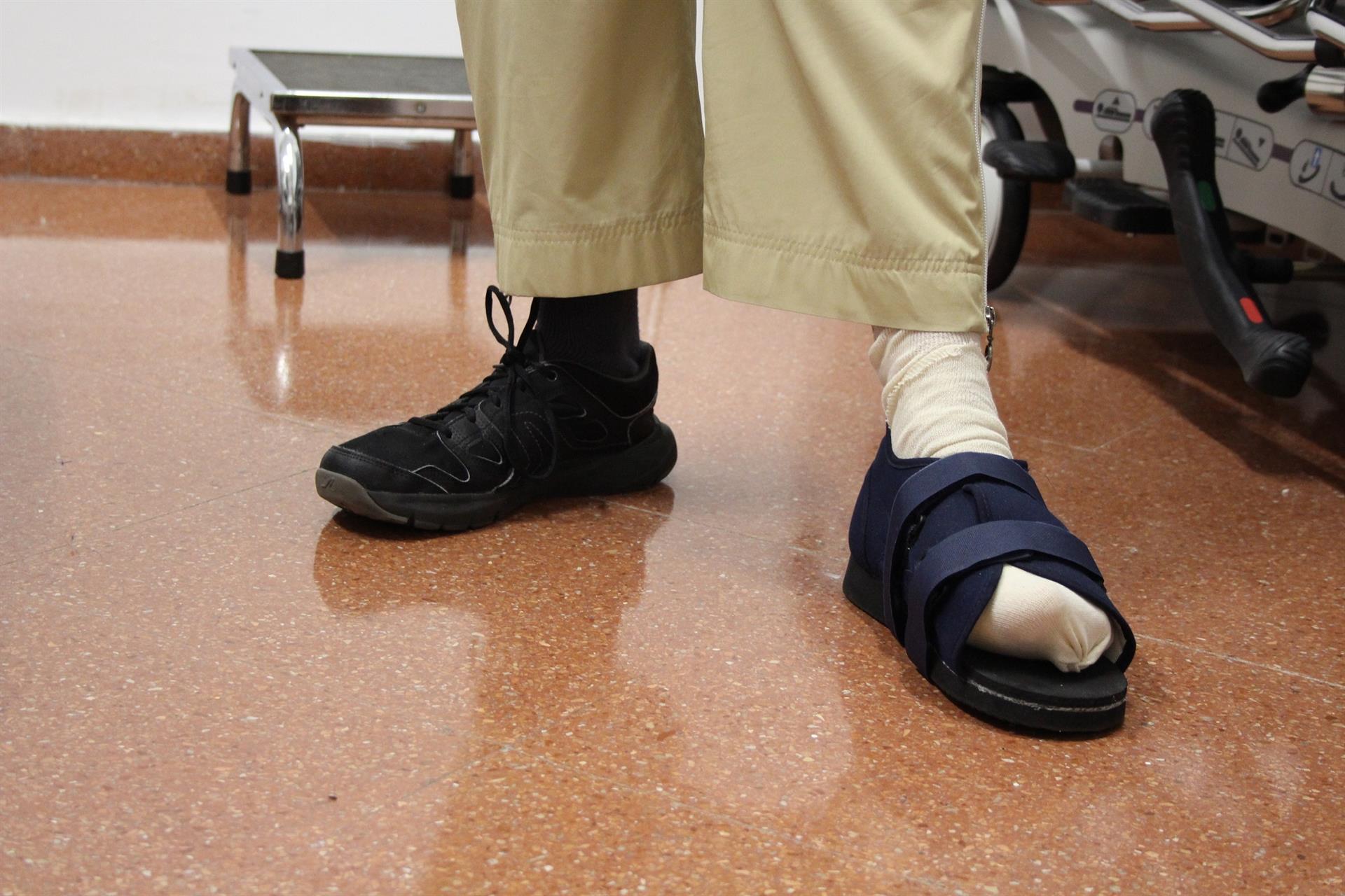 Paciente de Valencia con material ortopédico. (Foto: Hospital del Mar - Europa Press)