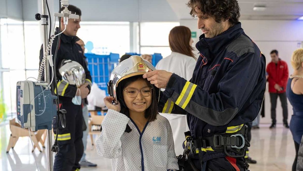 Los bomberos visitan a los niños en el Hospital Gregorio Marañón un año más desde 1997 (Foto. Hospital Gregorio Marañón)