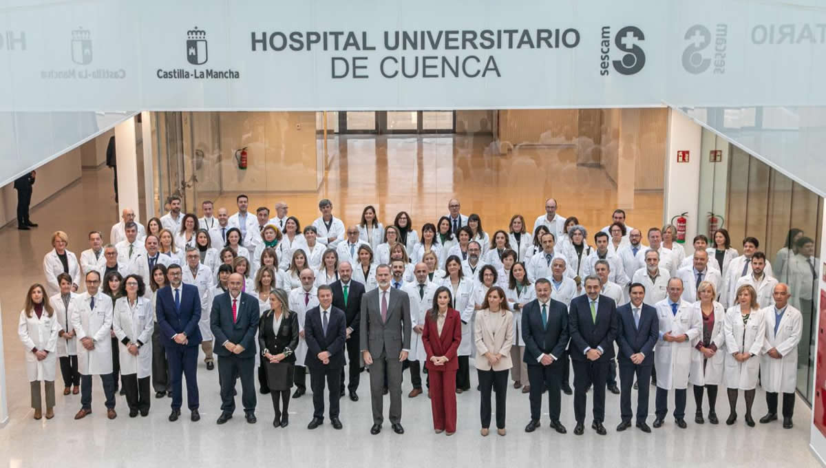 García-Page, en la inauguración del Hospital Universitario de Cuenca, junto a los Reyes. (Foto: Castilla-La Mancha)