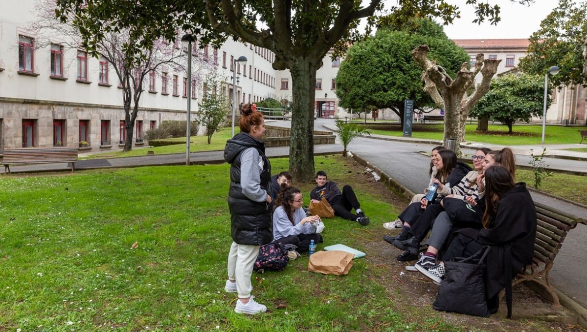 Jóvenes en el campus de la Universidad da Coruña (Fuente: UDC)