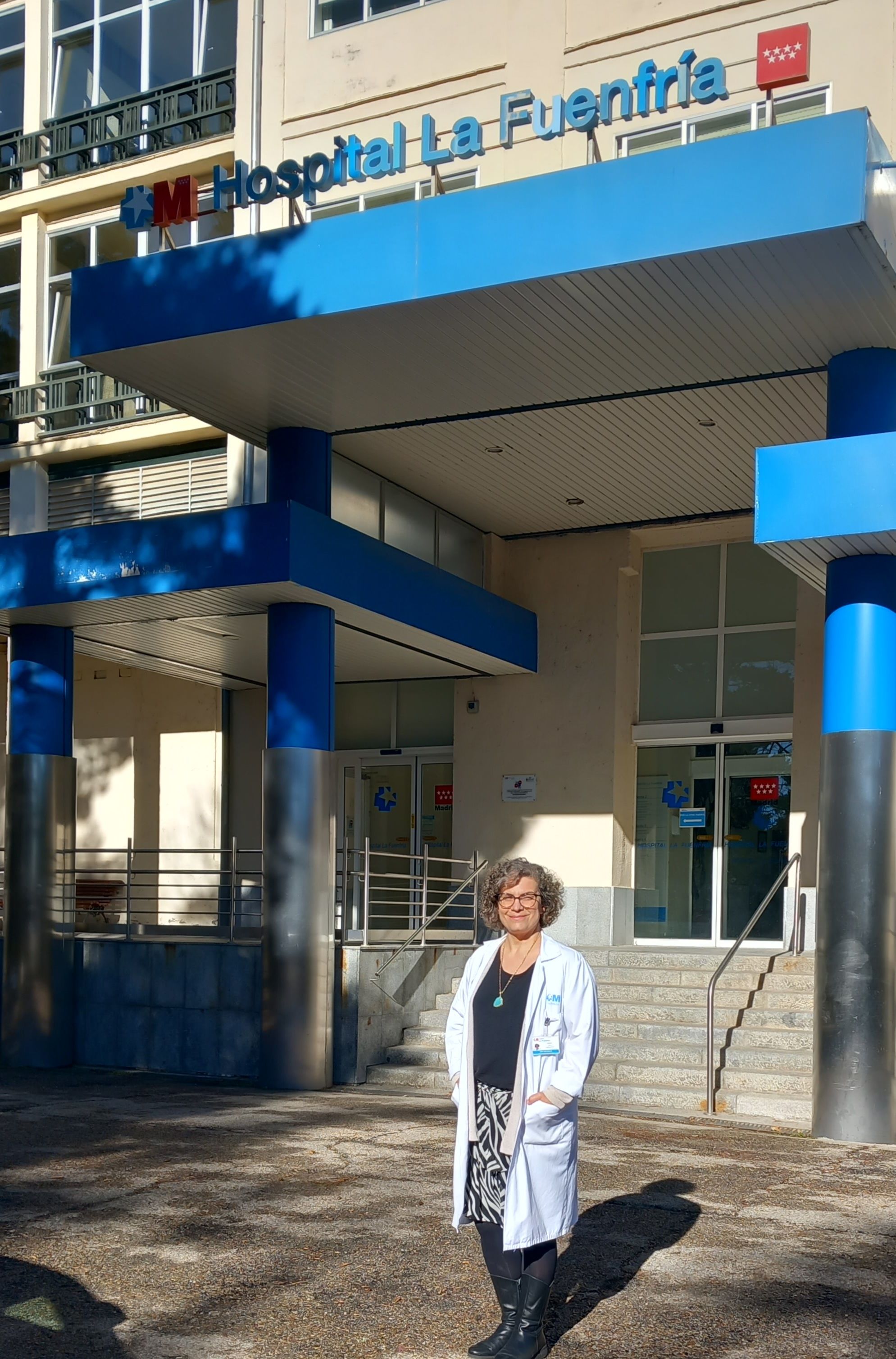 La directora posa frente al hospital