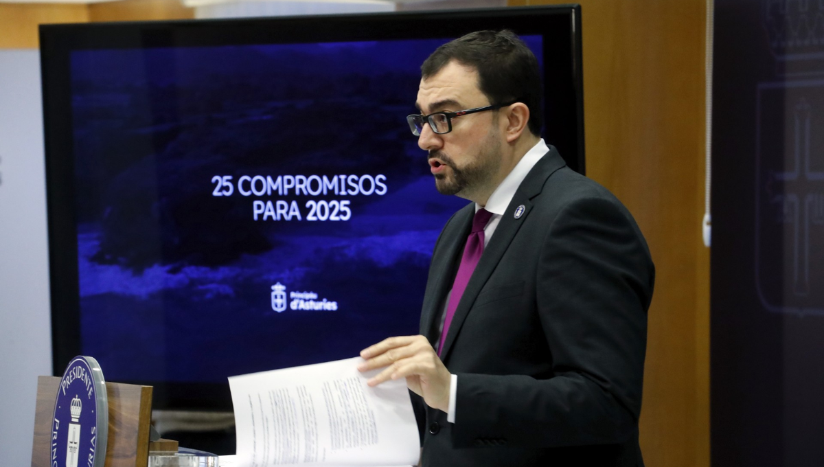 El presidente de Asturias, Adrián Barbón, presentando sus compromisos para 2025. (Principado de Asturias)