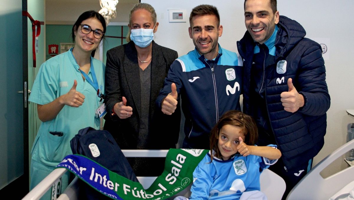 Jugadores del Movistar Inter visitan a los pequeños del Hospital Universitario de Torrejón (Foto. Hospital Universitario de Torrejón)