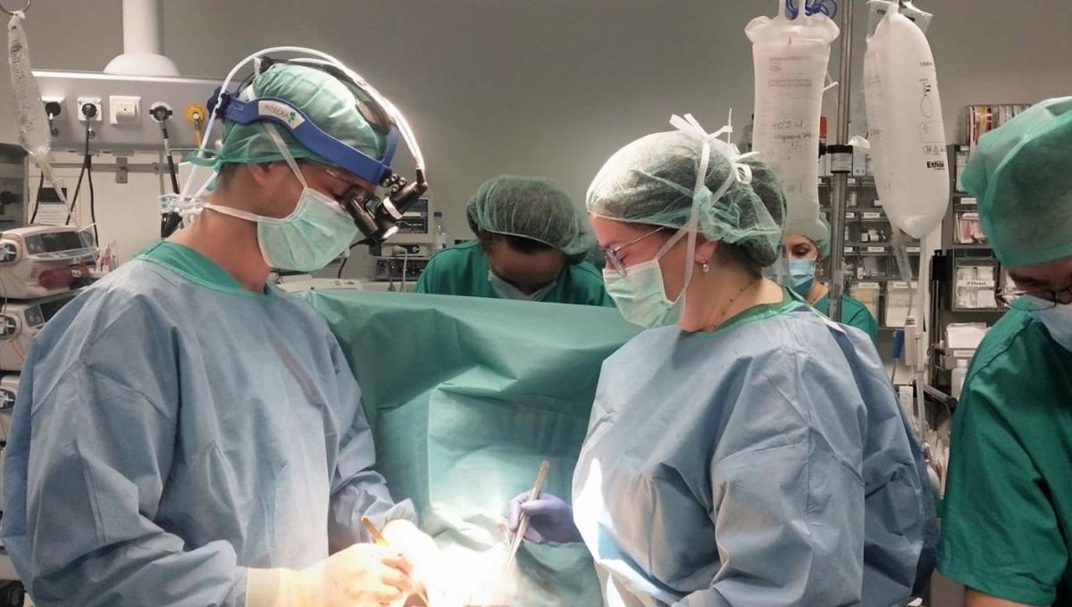 Los doctores Carlos Velasco y María Vieitez, cirujanos cardíacos infantiles del Chuac en una reversión de cardiopatía fulminante en una niña (Foto. CHUAC)