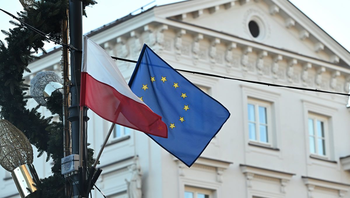 Bandera europea y polaca (Foto: Flikr Presidencia polaca del Consejo de la UE)