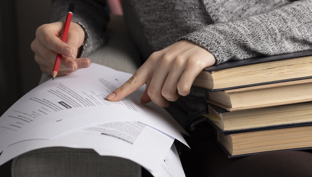 Chica estudiando para el examen MIR (FOTO: Freepik)