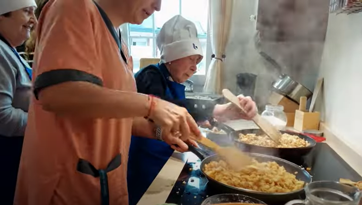 Participante del proyecto con migas que visibiliza a personas con discapacidad intelectual y a mayores a través de la cocina (Foto. Ballesol)