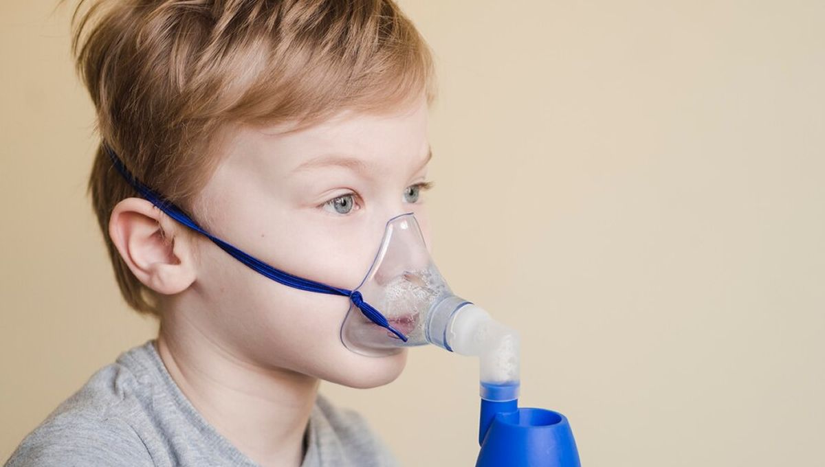 Niño con inhalador de rescate (Foto. Freepik)