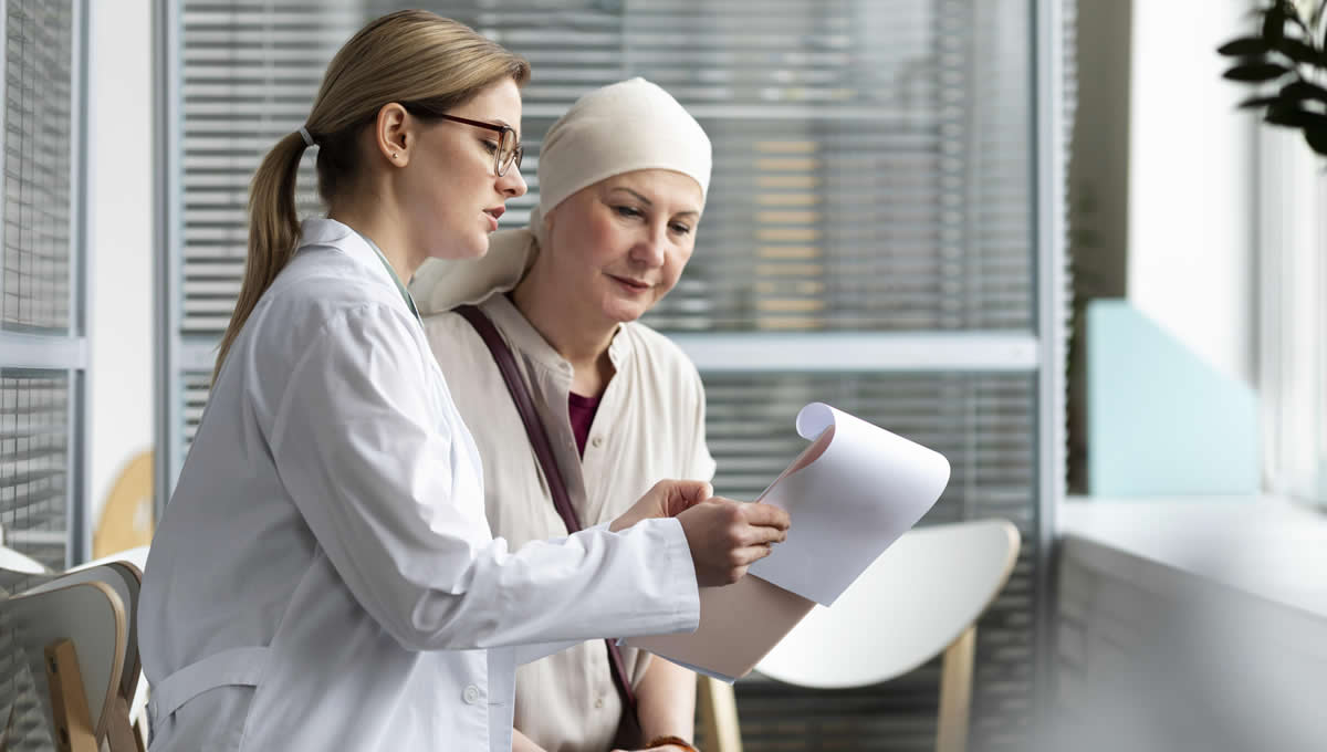 Médico y paciente hablando del cáncer. (Foto: Freepik)