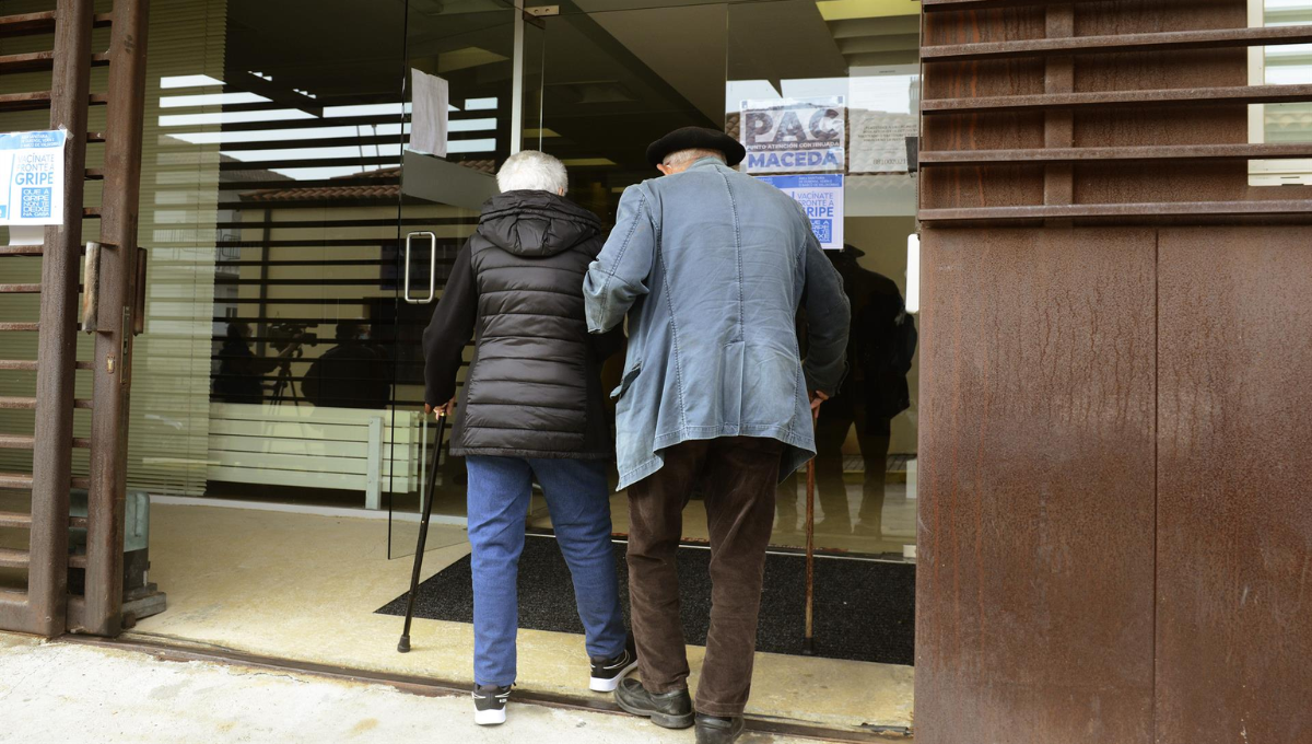 Una pareja de ancianos a su llegada a un Centro de Salud de Galicia. (EP)