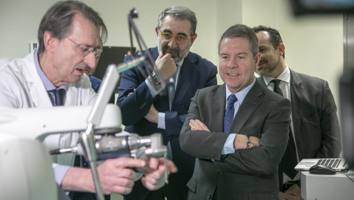 Visita de Emiliano García Page, presidente de Castilla-La Mancha, al brazo robótico del servicio de Traumatología (Foto: CLM)