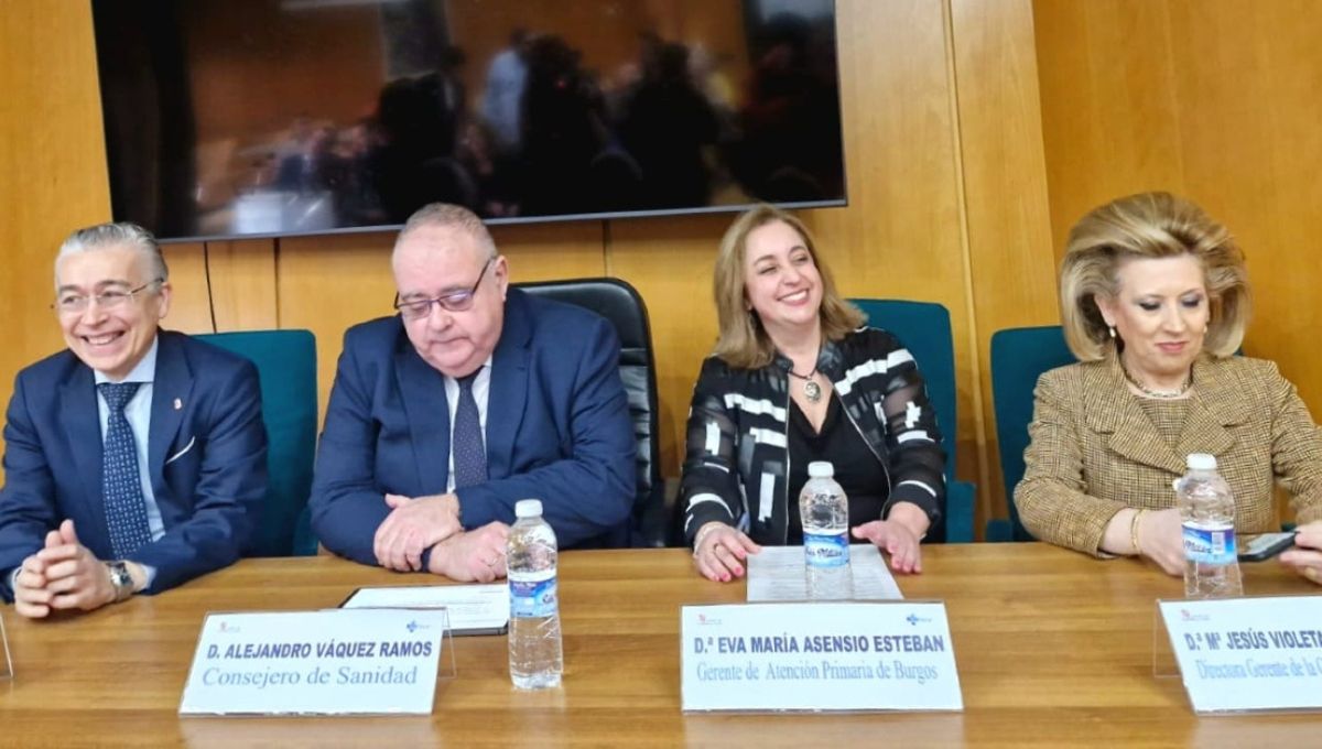 El consejero de Sanidad de Castilla y León, Alejandro Vázquez, junto a Eva María Asensio, nueva gerente de Atención primaria en Burgos (Foto. X SaludJCYL)