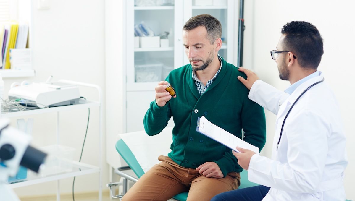 Hombre joven con un sanitario tras un cribado de cáncer de colon. (Foto: Freepik)