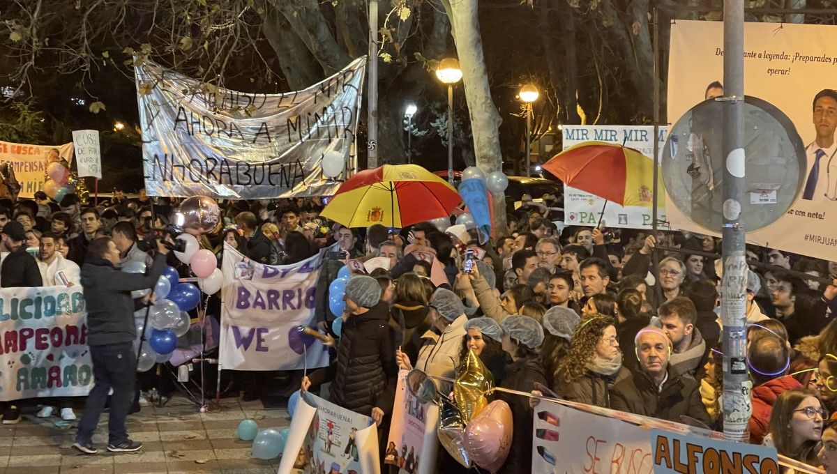 Cientos de personas aguardaron a la salida del examen (FOTO: ConSalud.es)